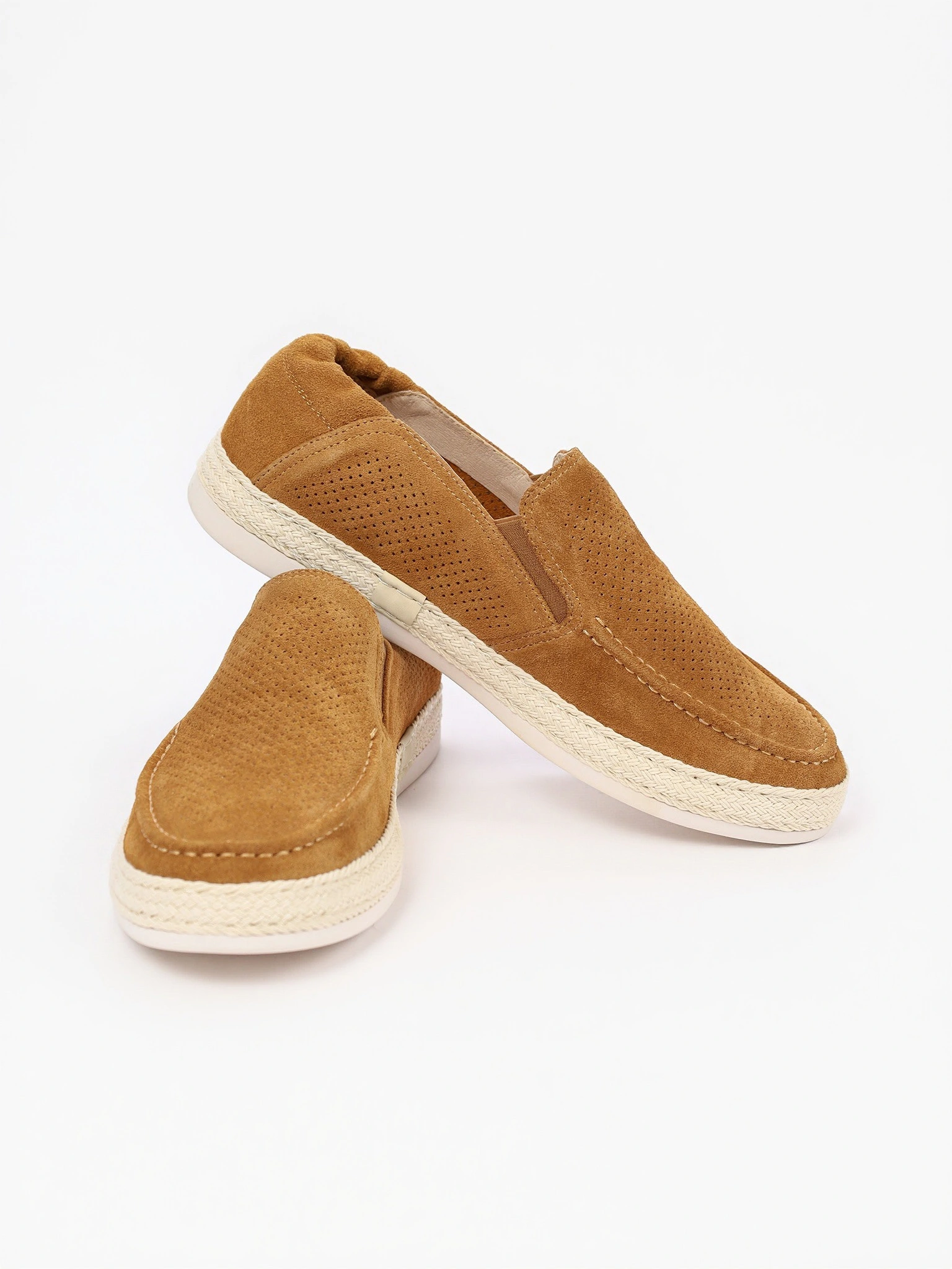 Мокасины коричневого цвета с перфорацией на низкой подошве